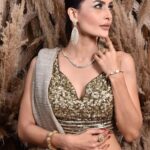 Pavitra Punia Instagram – Saree 😃
Outfit – @labelmraar
Styled & conceptualised by – @manishagoyalofficial
HMua – @prikhushmakeovers
Jewellery – @santramsjewelry
Hair accessory – @floristaa
Backdrop – @pompomevent
Location – STUDIO MRAAR