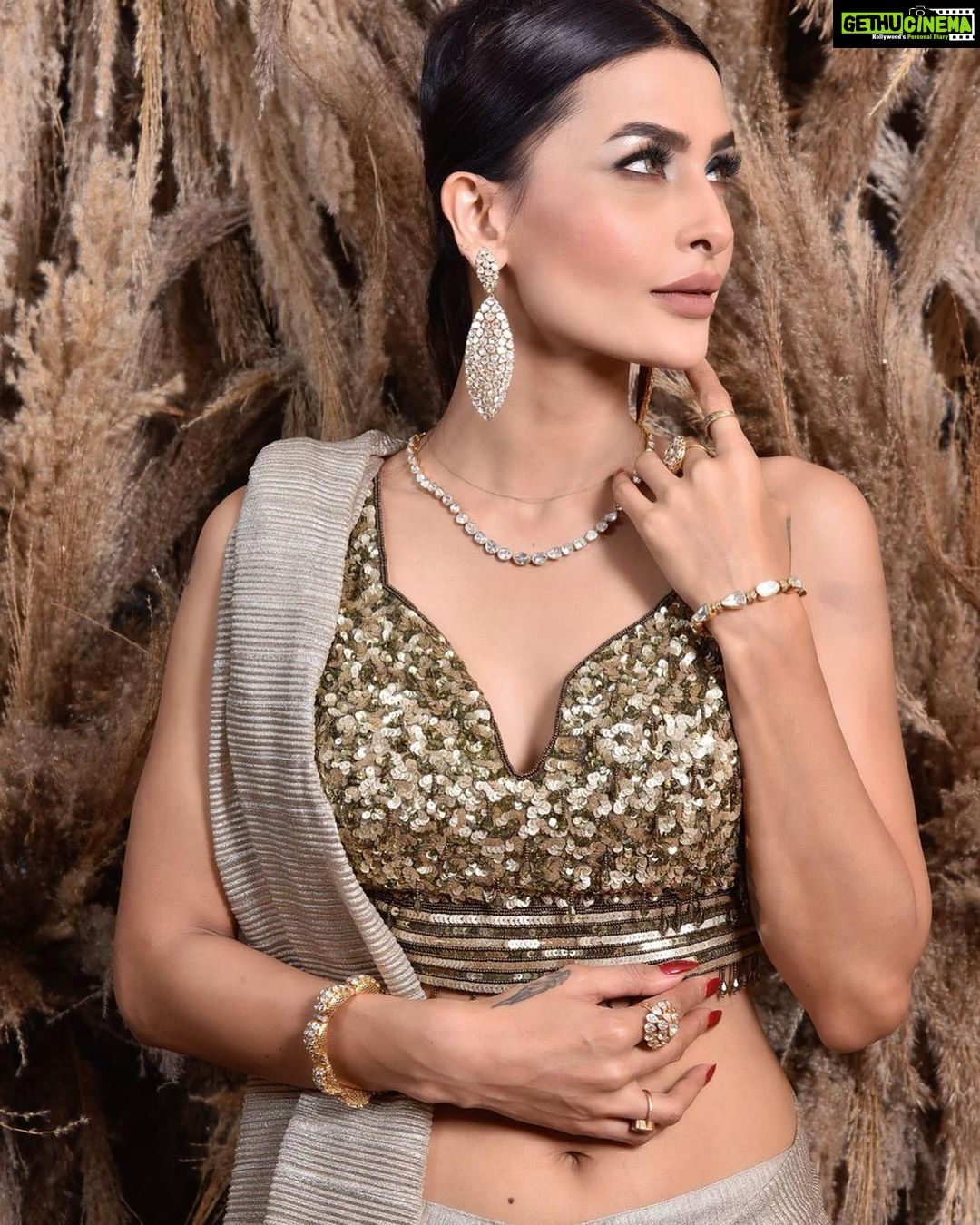 Pavitra Punia Instagram - Saree π Outfit - @labelmraar Styled & conceptualised by - @manishagoyalofficial HMua - @prikhushmakeovers Jewellery - @santramsjewelry Hair accessory - @floristaa Backdrop - @pompomevent Location - STUDIO MRAAR