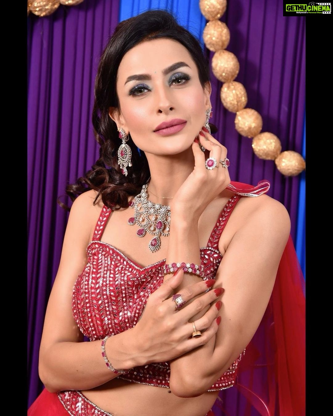 Pavitra Punia Instagram - Pinku Mai Outfit - @labelmraar Styled & conceptualised by - @manishagoyalofficial HMua - @prikhushmakeovers Jewellery - @santramsjewelry Backdrop - @pompomevent Location - STUDIO MRAAR #pavvitrapunia