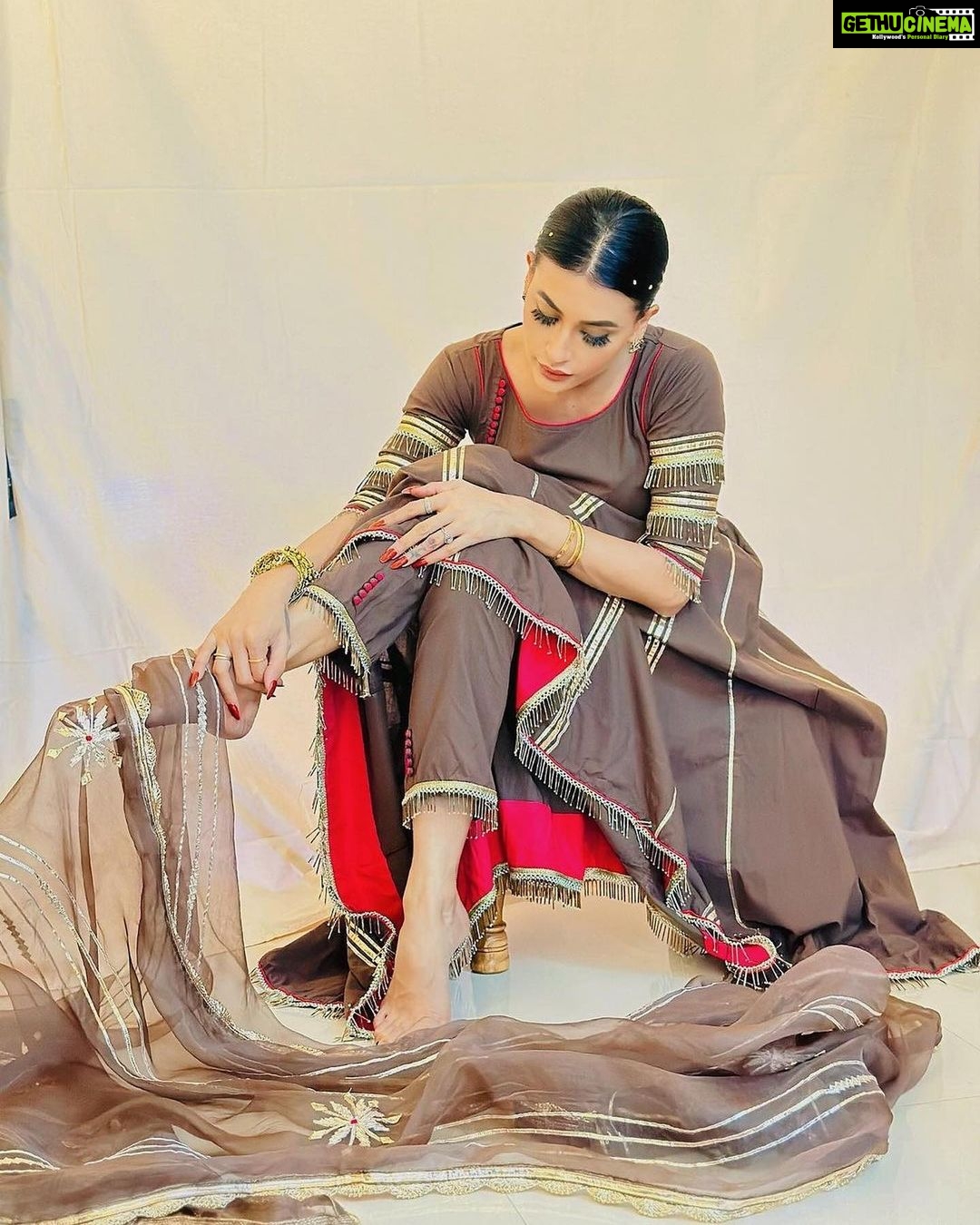 Pavitra Punia Instagram - Styling our Kawai Gotapatti Suit set with @pavitrapunia_ ✨ How beautiful is this extra detailing of lace added by the stylista @pavitrapunia_ herself to amplify the look❤️ Dark colour suit sets are perfect for night time events and the most amazing part, silver and gold both match with brown✨ @aachho X @dinky_nirh ✨ Shop the product now from our website at BUY 1 GET other at 50% off❤️ www.aachho.com #aachho #aachhonaari #aachhotribe #explorepage #suitsets #stylingtips #celebritystyle #pavitrapunia #pavitra
