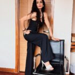 Pavitra Punia Instagram - Blackcurrant 💋🖤 Wearing @pridal.in (my fav💋) Pearls @pretty.lil.thingz_ (my fav) #pavvitrapunia #fashion #style #elle #ellemagazine #glam