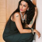 Pavitra Punia Instagram - Blackcurrant 💋🖤 Wearing @pridal.in (my fav💋) Pearls @pretty.lil.thingz_ (my fav) #pavvitrapunia #fashion #style #elle #ellemagazine #glam