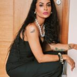 Pavitra Punia Instagram - Blackcurrant 💋🖤 Wearing @pridal.in (my fav💋) Pearls @pretty.lil.thingz_ (my fav) #pavvitrapunia #fashion #style #elle #ellemagazine #glam