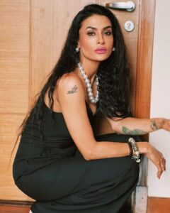 Pavitra Punia Instagram - Blackcurrant 💋🖤 Wearing @pridal.in (my fav💋) Pearls @pretty.lil.thingz_ (my fav) #pavvitrapunia #fashion #style #elle #ellemagazine #glam