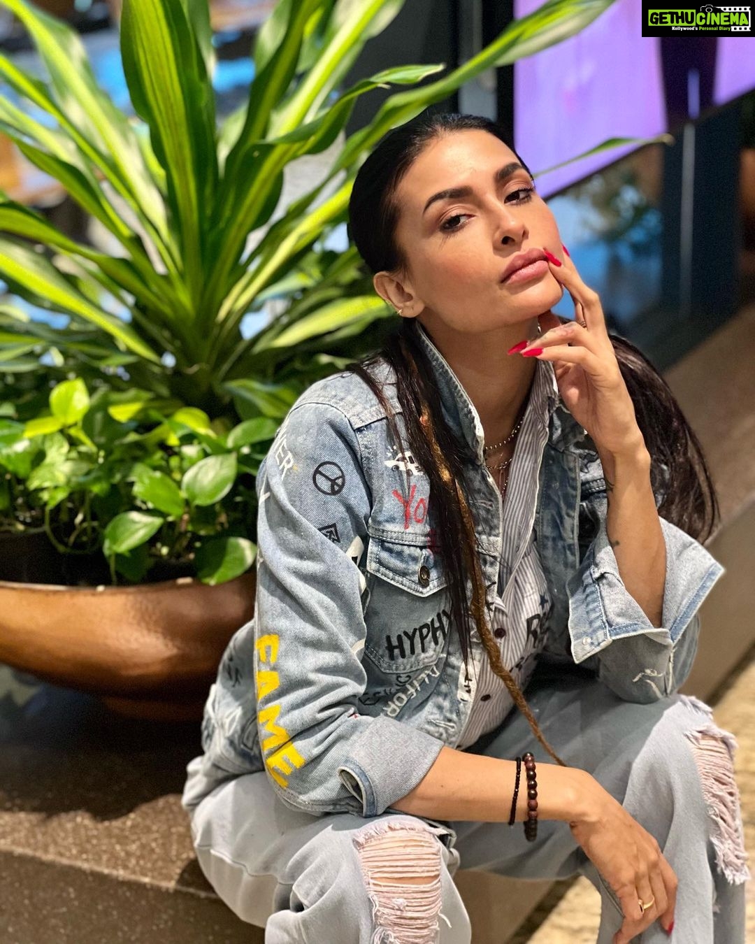 Pavitra Punia Instagram - Embarking indoor … I meant Indore” 😁🛬 👜 @cupidgoeswest Coordinated by @triptigoy #pavvitrapunia #fashion #wanderer #instyle #glam #world #travel Terminal 2 Chatrapati Shivaji Terminal Mumbai
