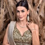 Pavitra Punia Instagram – Saree 😃

Outfit – @labelmraar
Styled & conceptualised by – @manishagoyalofficial
HMua – @prikhushmakeovers 
Jewellery – @santramsjewelry
Hair accessory – @floristaa
Backdrop – @pompomevent
Location – STUDIO MRAAR