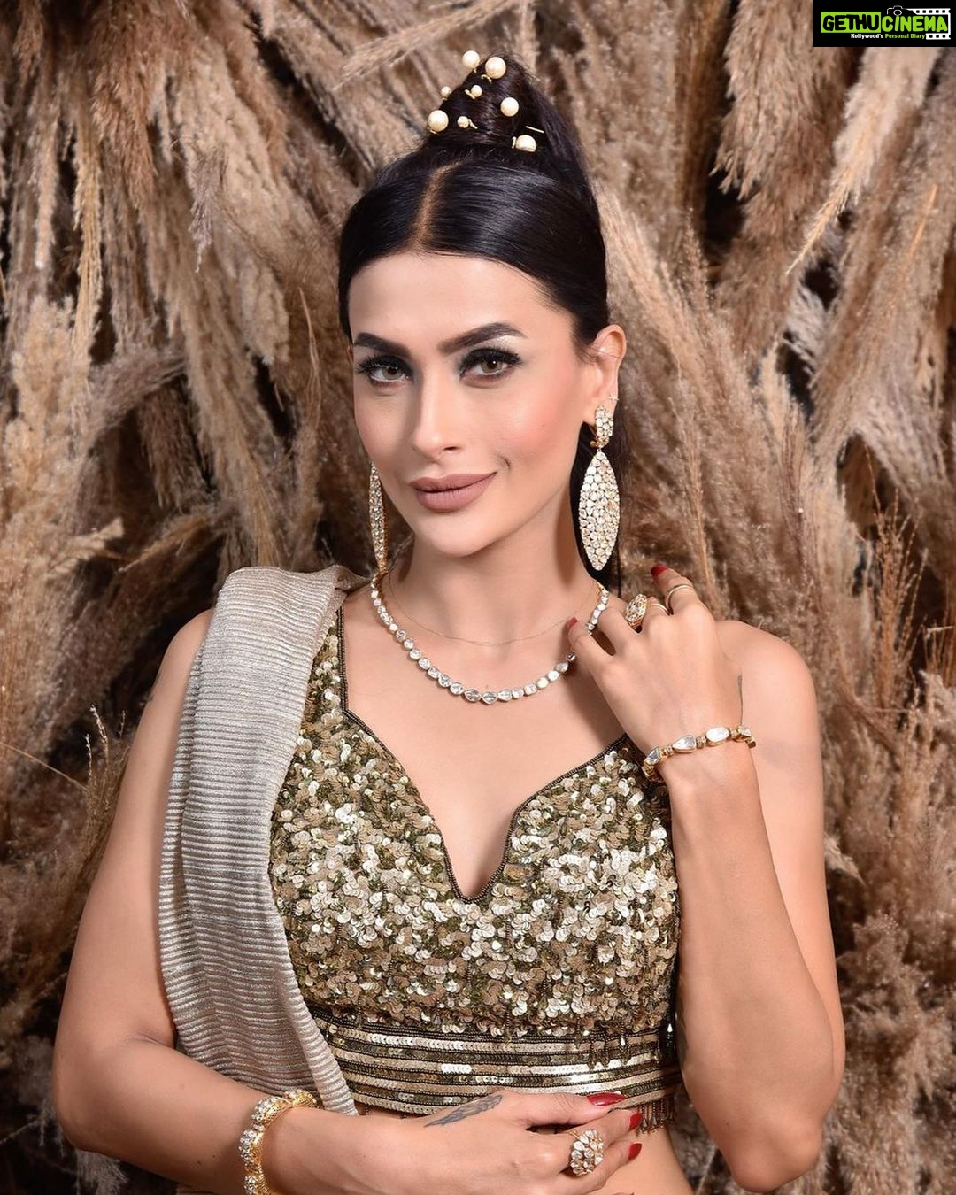 Pavitra Punia Instagram - Saree π Outfit - @labelmraar Styled & conceptualised by - @manishagoyalofficial HMua - @prikhushmakeovers Jewellery - @santramsjewelry Hair accessory - @floristaa Backdrop - @pompomevent Location - STUDIO MRAAR