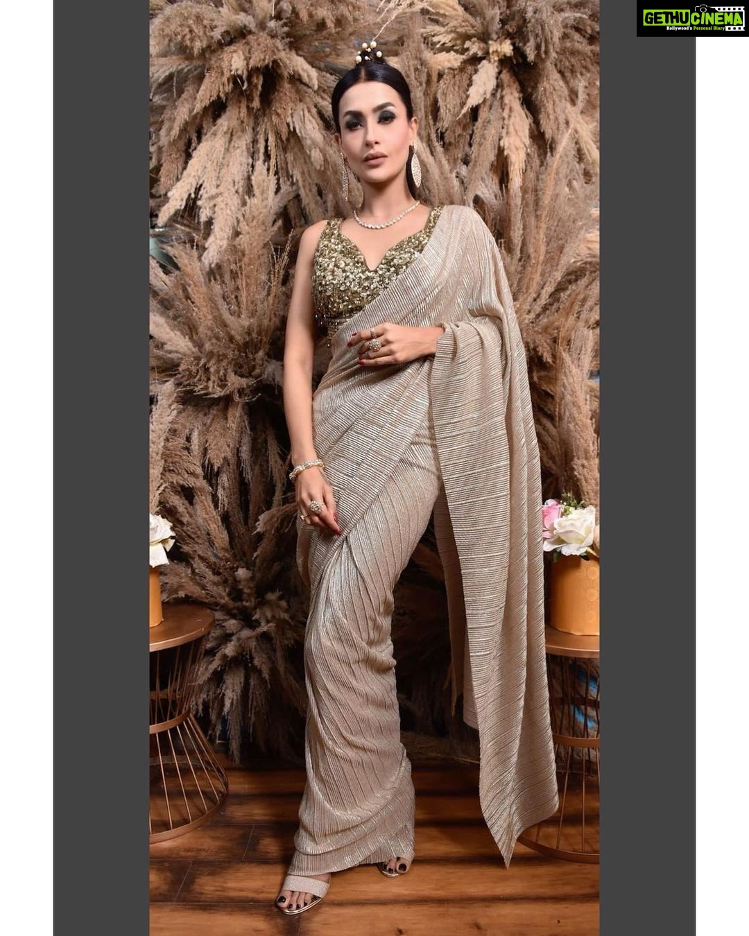 Pavitra Punia Instagram - Saree π Outfit - @labelmraar Styled & conceptualised by - @manishagoyalofficial HMua - @prikhushmakeovers Jewellery - @santramsjewelry Hair accessory - @floristaa Backdrop - @pompomevent Location - STUDIO MRAAR