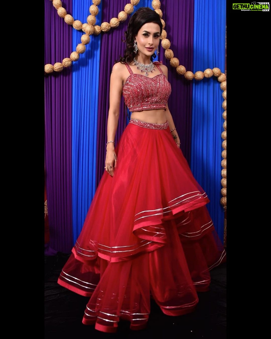 Pavitra Punia Instagram - Pinku Mai Outfit - @labelmraar Styled & conceptualised by - @manishagoyalofficial HMua - @prikhushmakeovers Jewellery - @santramsjewelry Backdrop - @pompomevent Location - STUDIO MRAAR #pavvitrapunia