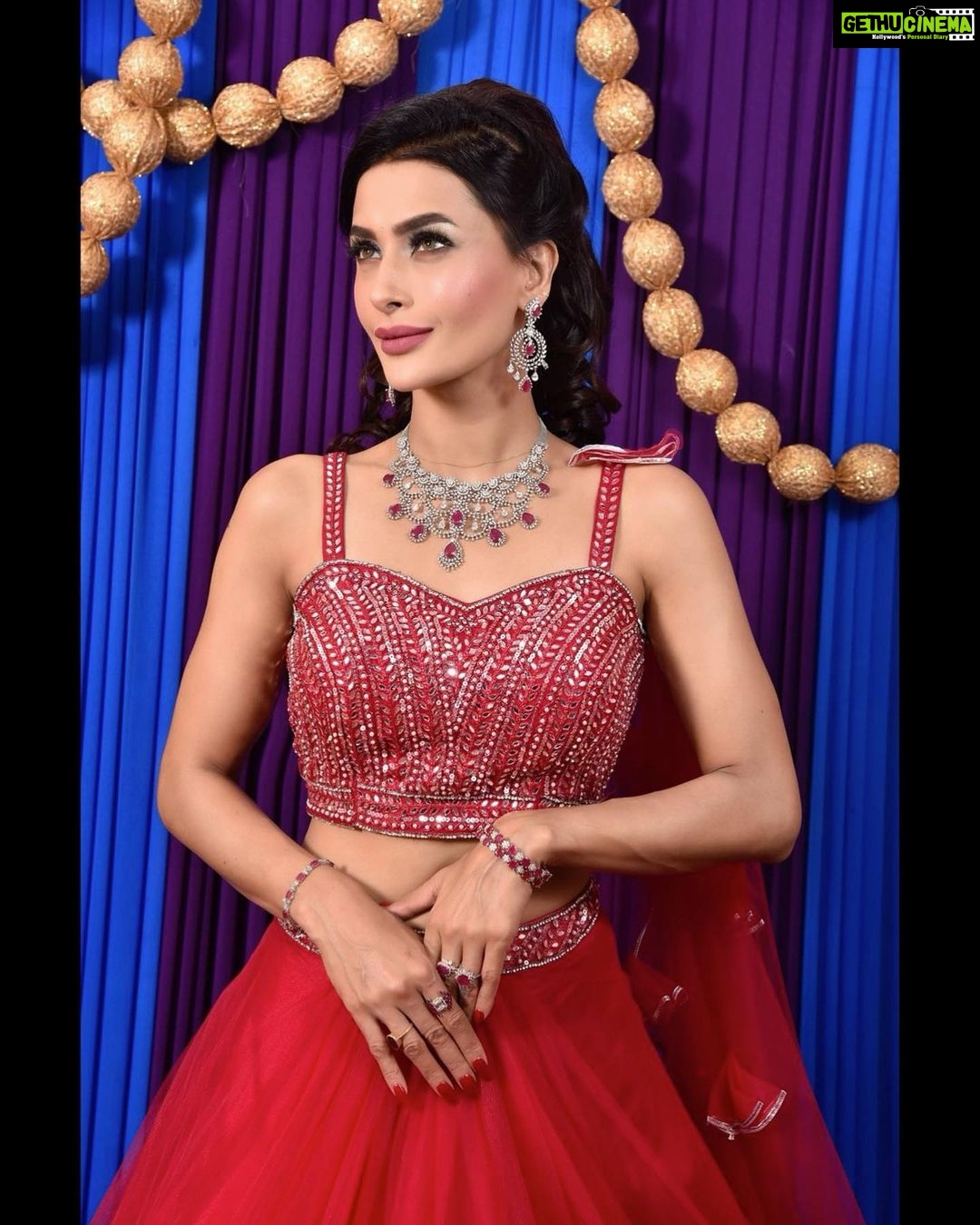 Pavitra Punia Instagram - Pinku Mai Outfit - @labelmraar Styled & conceptualised by - @manishagoyalofficial HMua - @prikhushmakeovers Jewellery - @santramsjewelry Backdrop - @pompomevent Location - STUDIO MRAAR #pavvitrapunia