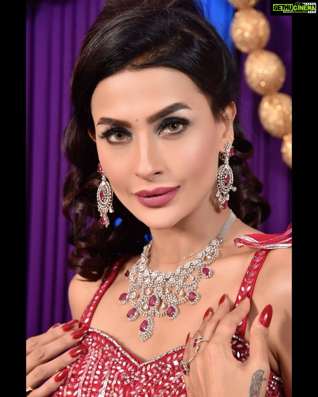 Pavitra Punia Instagram - Pinku Mai Outfit - @labelmraar Styled & conceptualised by - @manishagoyalofficial HMua - @prikhushmakeovers Jewellery - @santramsjewelry Backdrop - @pompomevent Location - STUDIO MRAAR #pavvitrapunia