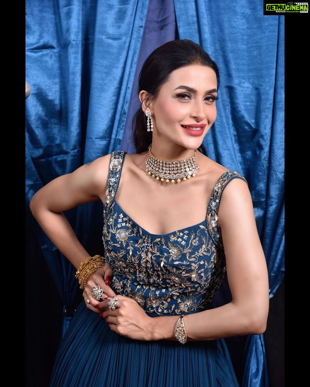 Pavitra Punia Instagram - Style to nas nas mei bhara hai 🧿🦋 Outfit - @labelmraar Styled & conceptualised by - @manishagoyalofficial Mua - @skincoach_ishanagra Hair - @hairby_rohit Jewellery - @mayurgemsjewels Bangles - @devyanibangles Backdrop - @pompomevent Location - STUDIO MRAAR #pavvitrapunia #pavitrapunia #thegirlwithdiamondteeth