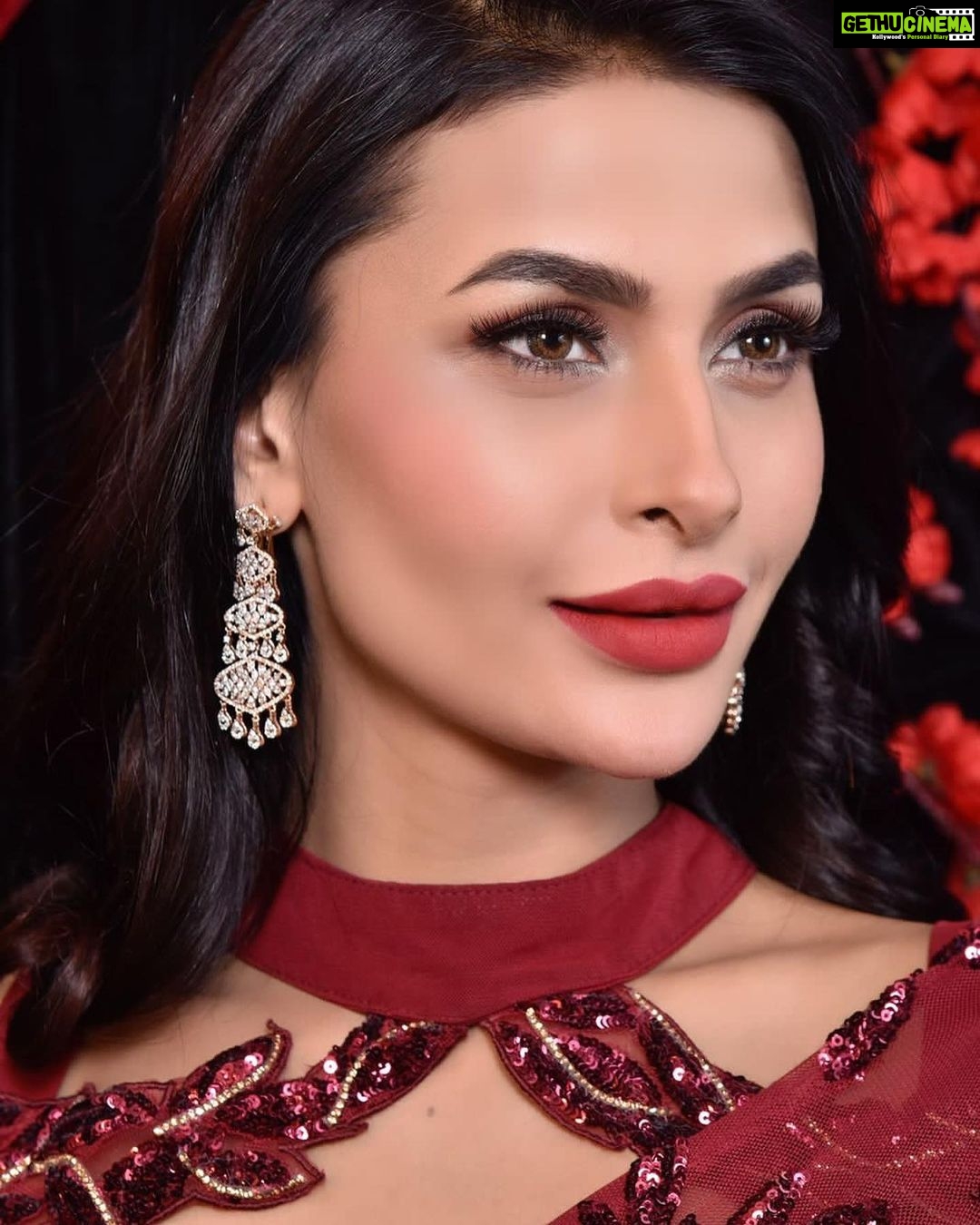 Pavitra Punia Instagram - Life is short. Let my pallu be long 😎💋 Outfit - @labelmraar Styled & conceptualised by - @manishagoyalofficial Mua - @skincoach_ishanagra Hair - @hairby_rohit Jewellery - @santramsjewelry Bangles - @devyanibangles Backdrop - @pompomevent #pavvitrapunia #pavitrapunia #thegirlwithdiamondteeth #saree #sareelove #fashion #style #glam #gaga