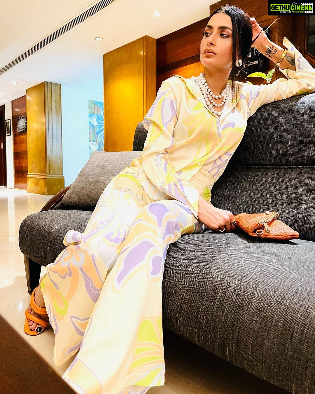 Pavitra Punia Instagram - 🍭 imma always in super model vibes 💋 “ Wearing @ikichic_official Pearl jewels @pretty.lil.thingz_ Clutch @alexandermcqueen Heels- straight from my closet. This beauty is captured by charming khansaab @eijazkhan 💕 #pavvitrapunia #fashion #style #actress #faahionstyle