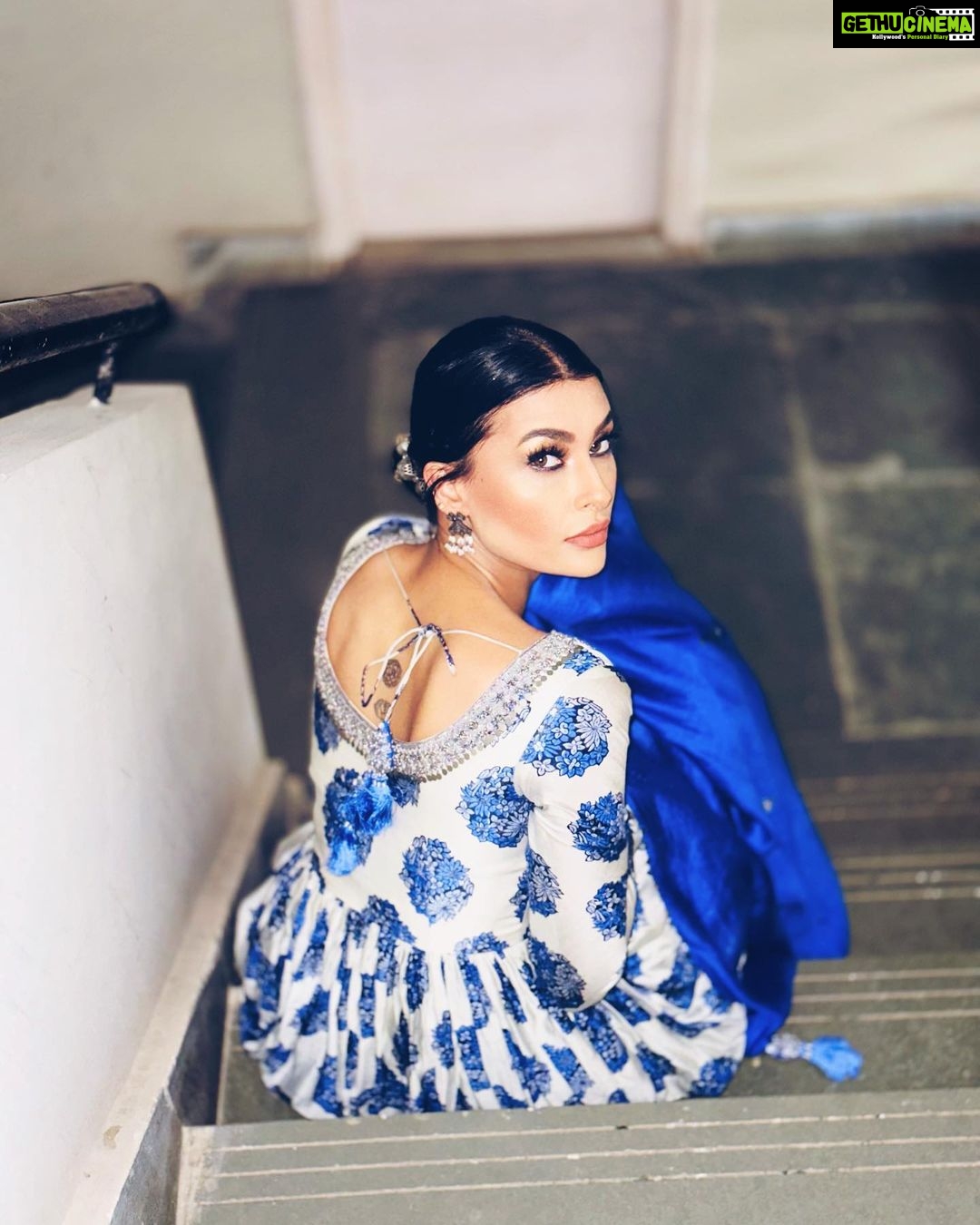 Pavitra Punia Instagram - मेघदूत ✍️ Wearing @prashantchouhandesign PR @connectedforfashion Jewels - straight from my closet. Makeup @pavitrapunia_ Styling @pavitrapunia_ #pavitraapuniya #fashion #style #glam #poetic #baazar