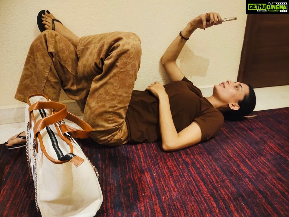 Pavitra Punia Instagram - Hum shoot se aaein aur room key andar reh jae 🫤 #phagwara shoot diaries. Julie boli mai thak gai bhaishab (hansa style) P.S - pavijaz having miss you time ❤️ 📸- @neelsannaresh #pavvitrapunia #pavitrapunia #raw #packup #tiredness #actress Phagwara, Punjab