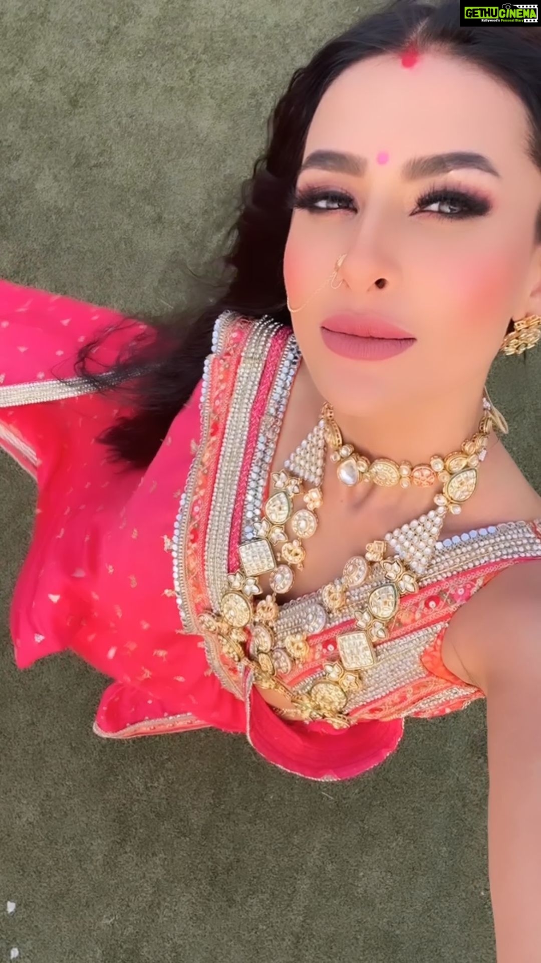 Pavitra Punia Instagram - See you all tomorrow at 9:30pm .. with love from #mohini 💋🌸🖤💓 #ishqkidastaannaagmani Captured by our director sahab @sanjaysatavase #pavvitrapunia #pavitrapunia #reelitfeelit #reelkarofeelkaro #naagmani #saree #fashion #style