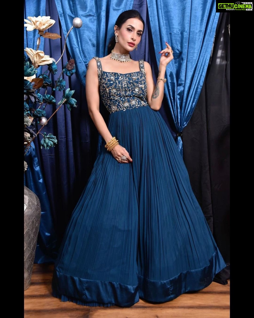 Pavitra Punia Instagram - Style to nas nas mei bhara hai 🧿🦋 Outfit - @labelmraar Styled & conceptualised by - @manishagoyalofficial Mua - @skincoach_ishanagra Hair - @hairby_rohit Jewellery - @mayurgemsjewels Bangles - @devyanibangles Backdrop - @pompomevent Location - STUDIO MRAAR #pavvitrapunia #pavitrapunia #thegirlwithdiamondteeth