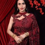 Pavitra Punia Instagram - Life is short. Let my pallu be long 😎💋 Outfit - @labelmraar Styled & conceptualised by - @manishagoyalofficial Mua - @skincoach_ishanagra Hair - @hairby_rohit Jewellery - @santramsjewelry Bangles - @devyanibangles Backdrop - @pompomevent #pavvitrapunia #pavitrapunia #thegirlwithdiamondteeth #saree #sareelove #fashion #style #glam #gaga