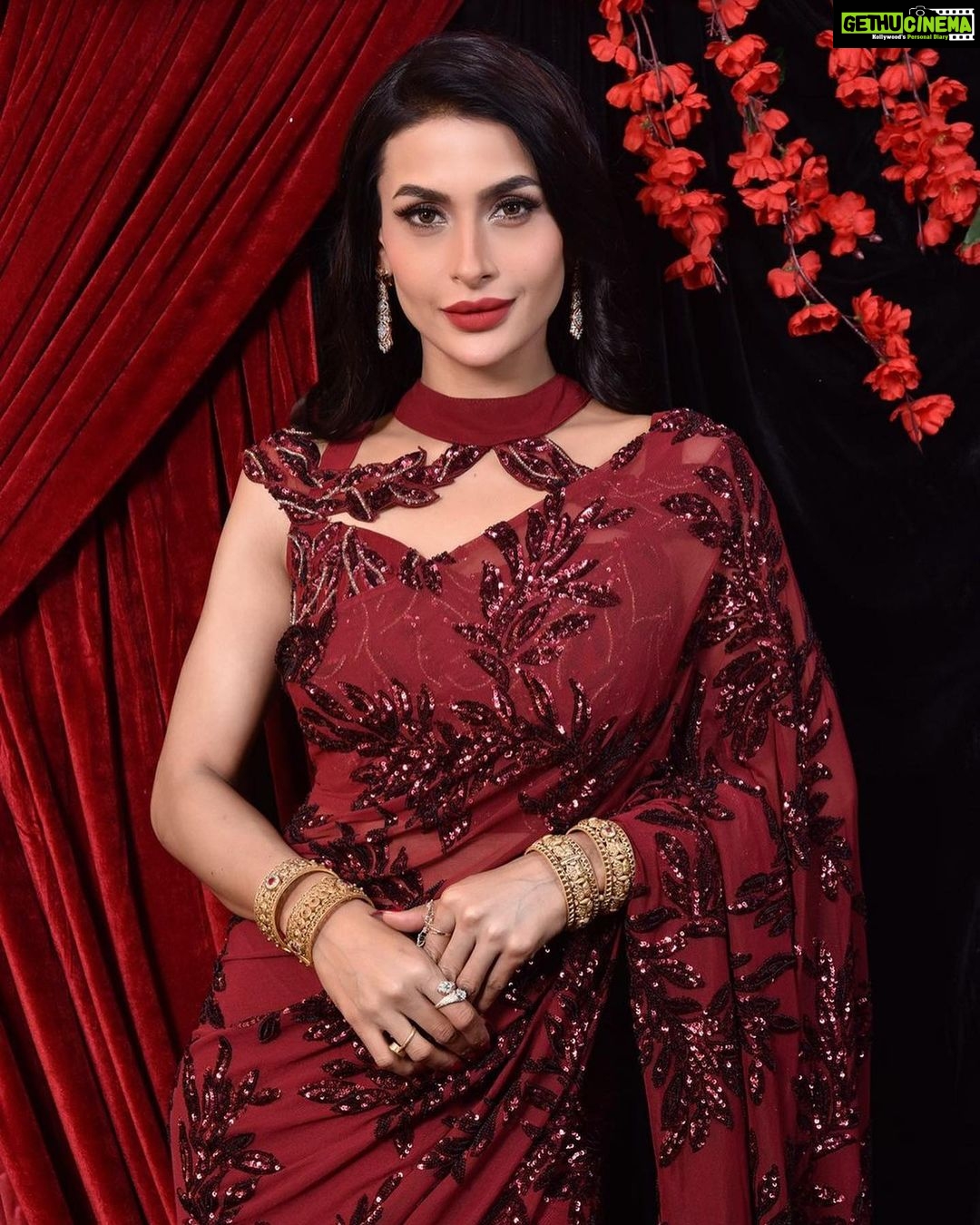 Pavitra Punia Instagram - Life is short. Let my pallu be long ππ Outfit - @labelmraar Styled & conceptualised by - @manishagoyalofficial Mua - @skincoach_ishanagra Hair - @hairby_rohit Jewellery - @santramsjewelry Bangles - @devyanibangles Backdrop - @pompomevent #pavvitrapunia #pavitrapunia #thegirlwithdiamondteeth #saree #sareelove #fashion #style #glam #gaga