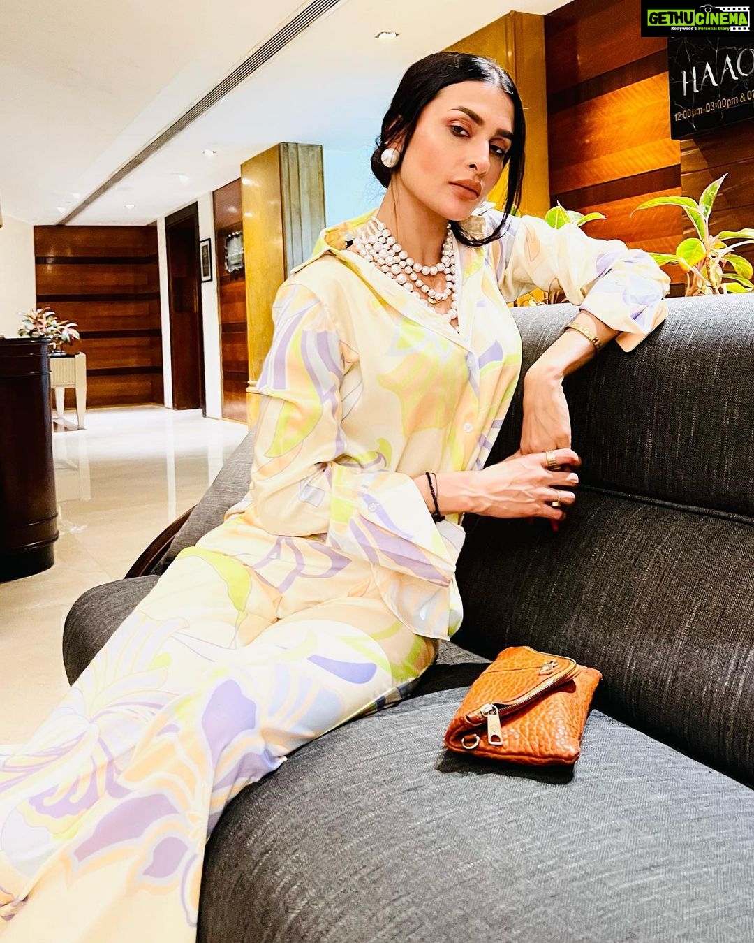 Pavitra Punia Instagram - π imma always in super model vibes π β Wearing @ikichic_official Pearl jewels @pretty.lil.thingz_ Clutch @alexandermcqueen Heels- straight from my closet. This beauty is captured by charming khansaab @eijazkhan π #pavvitrapunia #fashion #style #actress #faahionstyle