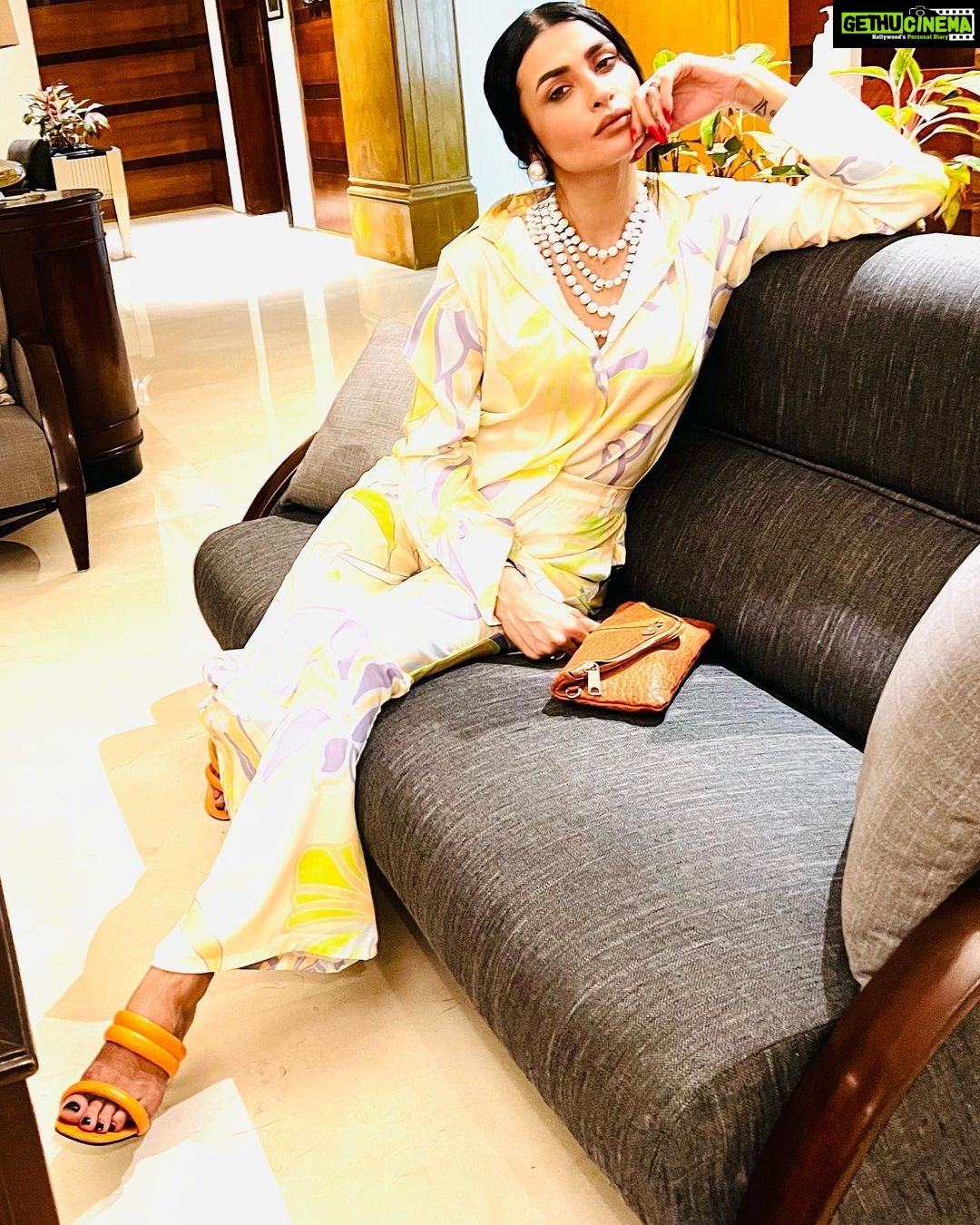 Pavitra Punia Instagram - π imma always in super model vibes π β Wearing @ikichic_official Pearl jewels @pretty.lil.thingz_ Clutch @alexandermcqueen Heels- straight from my closet. This beauty is captured by charming khansaab @eijazkhan π #pavvitrapunia #fashion #style #actress #faahionstyle