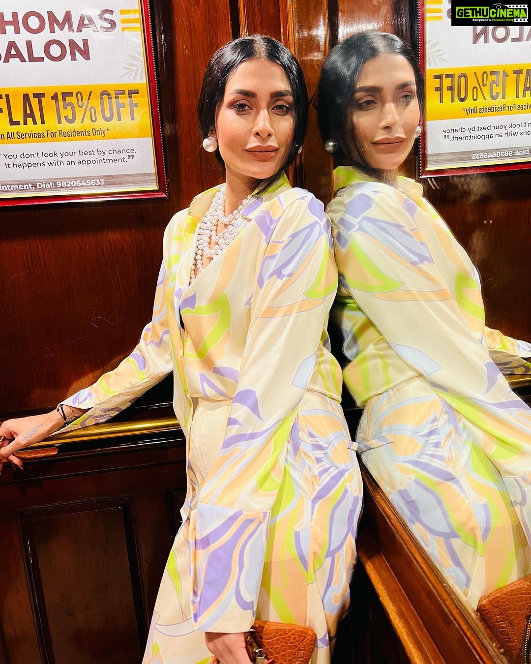 Pavitra Punia Instagram - π imma always in super model vibes π β Wearing @ikichic_official Pearl jewels @pretty.lil.thingz_ Clutch @alexandermcqueen Heels- straight from my closet. This beauty is captured by charming khansaab @eijazkhan π #pavvitrapunia #fashion #style #actress #faahionstyle