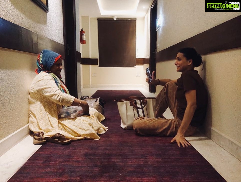 Pavitra Punia Instagram - Hum shoot se aaein aur room key andar reh jae 🫤 #phagwara shoot diaries. Julie boli mai thak gai bhaishab (hansa style) P.S - pavijaz having miss you time ❤️ 📸- @neelsannaresh #pavvitrapunia #pavitrapunia #raw #packup #tiredness #actress Phagwara, Punjab