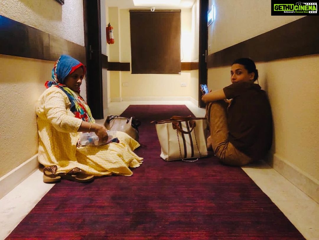 Pavitra Punia Instagram - Hum shoot se aaein aur room key andar reh jae 🫤 #phagwara shoot diaries. Julie boli mai thak gai bhaishab (hansa style) P.S - pavijaz having miss you time ❤️ 📸- @neelsannaresh #pavvitrapunia #pavitrapunia #raw #packup #tiredness #actress Phagwara, Punjab