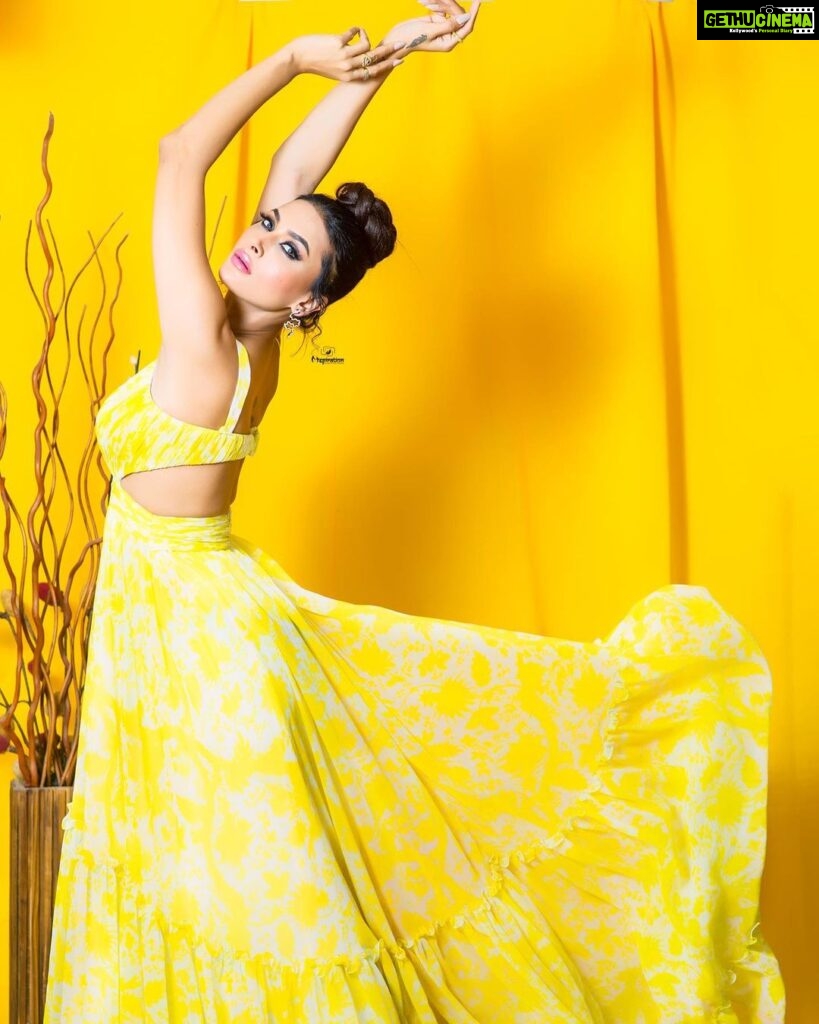 Pavitra Punia Instagram - 🌝 standing poses over 🐥 #pavvitrapunia #pose #fashion #style