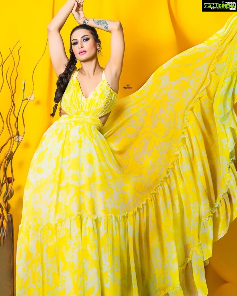Pavitra Punia Instagram - 🐥🧿 Wearing @ranbirmukherjeeofficial Jewels @rubansaccessories managed by @oakpinionpr HMua @rita_gadas_makeover Clicked by my amazing dost @mspiration_lakshmiwankhede #pavvitrapunia #fashion #style #yellow