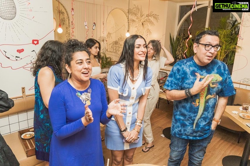 Pavitra Punia Instagram - A fantastic evening with fantastic people in flip flops π©΄ P.S - my first party in flip flops ever. (I think i was born in heels π chappals are difficult for me π« ) Thank you @romibites x @smokehousedeli for having me over. @sharmag gate crashed the party π I got to know through Romi π but itβs always fun to be around you sharmaG π you both are love π #pavitraapuniya #partyinflipflops #chappals