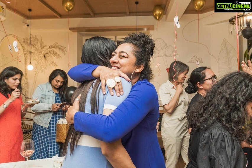 Pavitra Punia Instagram - A fantastic evening with fantastic people in flip flops π©΄ P.S - my first party in flip flops ever. (I think i was born in heels π chappals are difficult for me π« ) Thank you @romibites x @smokehousedeli for having me over. @sharmag gate crashed the party π I got to know through Romi π but itβs always fun to be around you sharmaG π you both are love π #pavitraapuniya #partyinflipflops #chappals