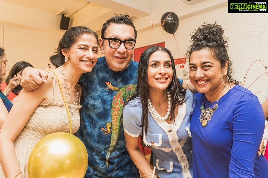 Pavitra Punia Instagram - A fantastic evening with fantastic people in flip flops π©΄ P.S - my first party in flip flops ever. (I think i was born in heels π chappals are difficult for me π« ) Thank you @romibites x @smokehousedeli for having me over. @sharmag gate crashed the party π I got to know through Romi π but itβs always fun to be around you sharmaG π you both are love π #pavitraapuniya #partyinflipflops #chappals