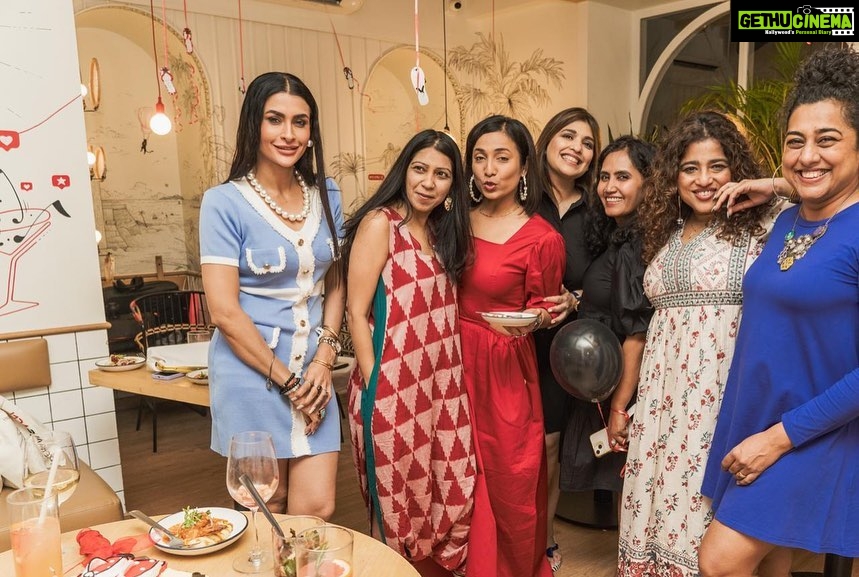 Pavitra Punia Instagram - A fantastic evening with fantastic people in flip flops π©΄ P.S - my first party in flip flops ever. (I think i was born in heels π chappals are difficult for me π« ) Thank you @romibites x @smokehousedeli for having me over. @sharmag gate crashed the party π I got to know through Romi π but itβs always fun to be around you sharmaG π you both are love π #pavitraapuniya #partyinflipflops #chappals