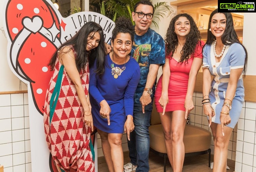 Pavitra Punia Instagram - A fantastic evening with fantastic people in flip flops π©΄ P.S - my first party in flip flops ever. (I think i was born in heels π chappals are difficult for me π« ) Thank you @romibites x @smokehousedeli for having me over. @sharmag gate crashed the party π I got to know through Romi π but itβs always fun to be around you sharmaG π you both are love π #pavitraapuniya #partyinflipflops #chappals