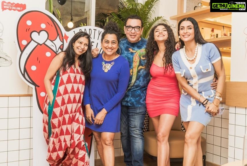 Pavitra Punia Instagram - A fantastic evening with fantastic people in flip flops π©΄ P.S - my first party in flip flops ever. (I think i was born in heels π chappals are difficult for me π« ) Thank you @romibites x @smokehousedeli for having me over. @sharmag gate crashed the party π I got to know through Romi π but itβs always fun to be around you sharmaG π you both are love π #pavitraapuniya #partyinflipflops #chappals