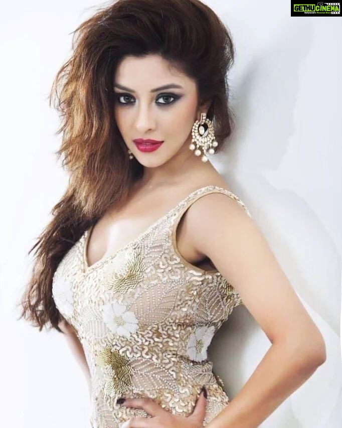 Payal Ghosh Instagram - Better a witty fool than a foolish wit...🖤🖤 #love