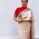 Payal Ghosh Instagram - Thank you IBMA for the honour… one more to the kitty ✌🏻 #love 🖤🧿