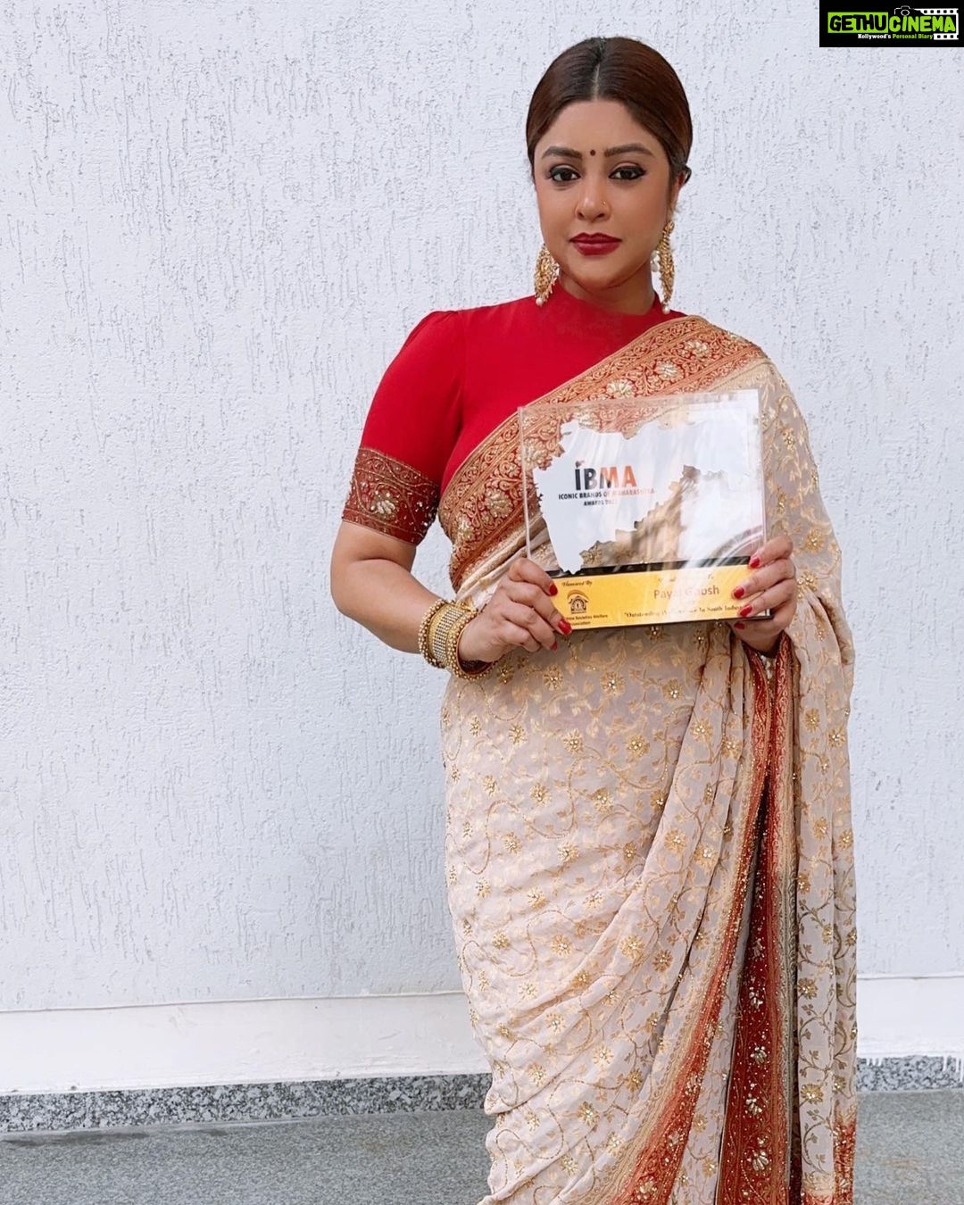 Payal Ghosh Instagram - Thank you IBMA for the honour… one more to the kitty ✌🏻 #love 🖤🧿