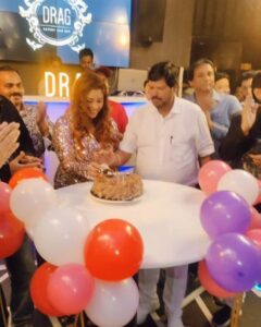 Payal Ghosh Instagram - Thank you so much @dr.ramdasathawale sir and it truly is a happy birthday indeed 🎊🎊 @clubdragofficial #love🖤