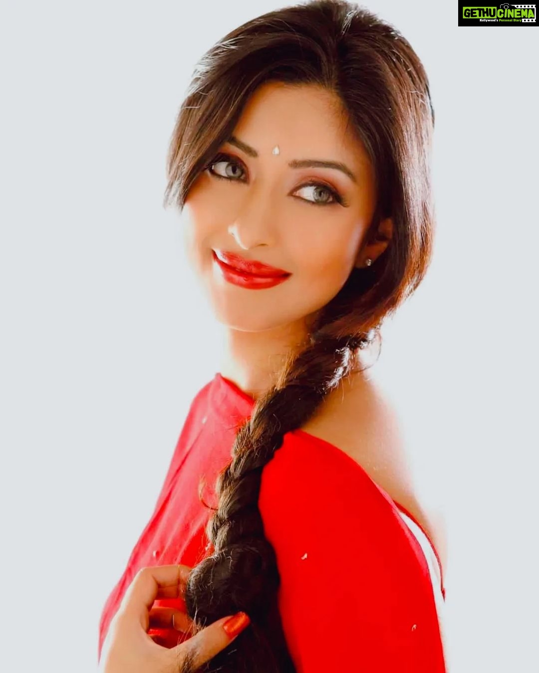 Payal Ghosh Instagram - Bas yuhi ....🖤🖤 #love