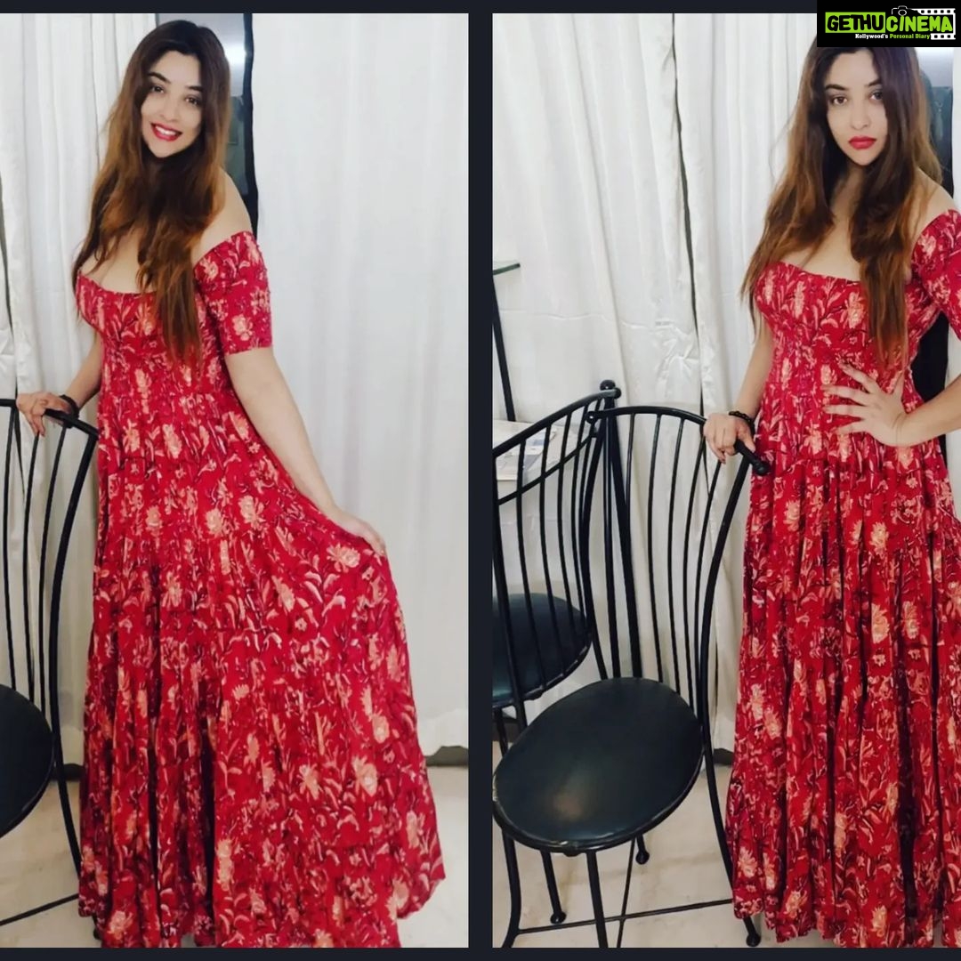 Payal Ghosh Instagram - “Accept yourself, love yourself, and keep moving forward #live #laugh #love 🖤🖤