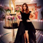 Payal Ghosh Instagram - #iifa #iifa2022 #abudhabi #uae #redcarpet #black @iifa Outfit @ridhams.ensemble Accessories- #jazzyontentals travel partner @easemytrip @nishantpitti @shimmerentertainment Radisson Blu Hotel, Abu Dhabi Yas Island