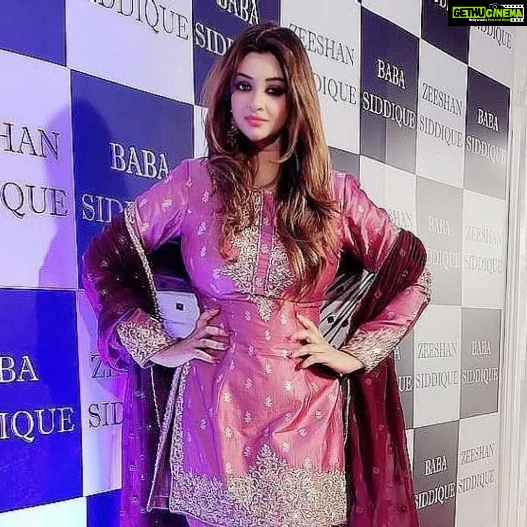 Payal Ghosh Instagram - IFTAAR PARTY #babasiddique #iftarparty #ramazan #purpledelights💜 Outfit : @jiyabyveerdesignstudio Jewellery @rubansaccessories Styled by Akankshakawediastyle 🖤✨ Taj Lands End, Mumbai