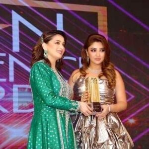 Payal Ghosh Instagram - Super stoked at receiving the Asian Excellence Award as the Glam and style icon of the year 2022. It fills me with confidence and gives me the momentum to go out and give my absolute best everytime Outfit @kmbykanikamanchanda Jewellery @sangeetaboochra Stylist @akankshakawediastyle MUH- @rajendrapardesi_ @sardarjyoti @bcaisurat @sashamediasolution @asianexcellenceawards @khushal_kumar_kundra @rainaasartistrymakeovers @shimmerentertainment @lathiwalatasneem @namita_rajhans_ Novotel Mumbai Juhu Beach