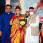 Payal Ghosh Instagram - Hugely honoured to receive the award for Iconic social activist and actress for #MiddayPowerfulWomen by @bhagatsinghkoshyari ji, the honorable governor of Maharashtra on the esteemed ocassion of International Women's Day. This is dedicated to all the women out there. You all inspire me and we are all in the same team. #IconicSocialActivistandActressAward #MiddayIndia #internationalwomensday 🖤🖤 Governor of Maharashtra