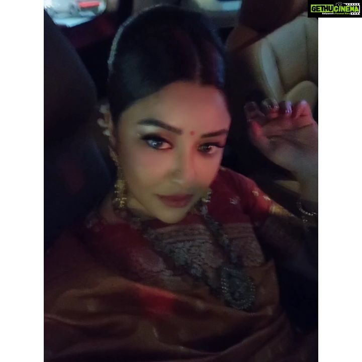 Payal Ghosh Instagram - Is seher ne hume kya kuch nahi diya, hum apke dewani hai Mumbai #mumbaimerijaan #bombaymerijaan #love and only #love