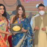 Payal Ghosh Instagram - I used to dream to live in #mumbai used to tell my Dad, please baba I want to marry someone, who lives in Mumbai. I see my future in Mumbai and today received the Maharashtra Gaurav Award...Grateful to the universe. Thank you!!