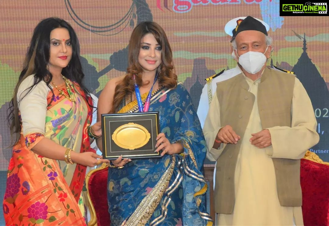 Payal Ghosh Instagram - I used to dream to live in #mumbai used to tell my Dad, please baba I want to marry someone, who lives in Mumbai. I see my future in Mumbai and today received the Maharashtra Gaurav Award...Grateful to the universe. Thank you!!